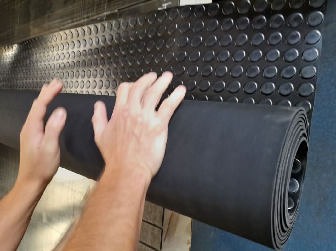 Gumová podlahovina s peniažkovým dezénom šírka 1,5 m hrúbka 3 mm čierna
